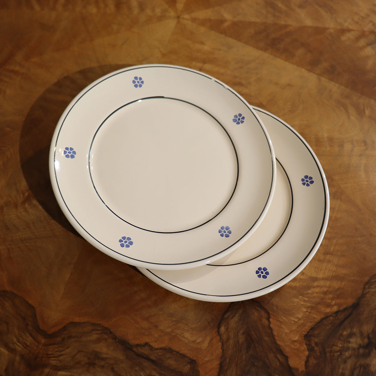 Kalabrischer Terrakotta-Teller mit Blumenmotiv